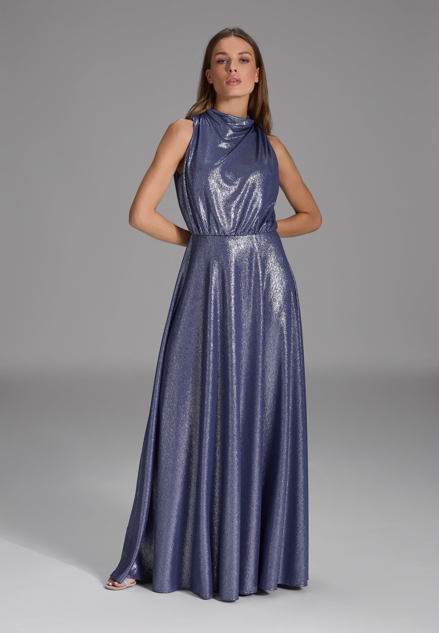 Hochgeschlossenes Abendkleid aus foliertem Jersey mit Beinschlitz