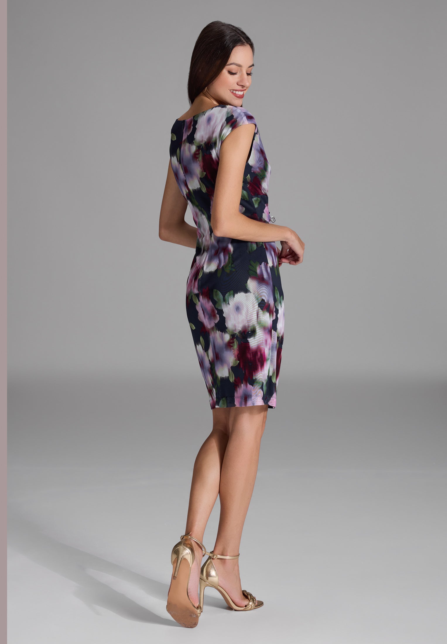 Etuikleid mit Wickel-Ausschnitt aus bedrucktem Mesh