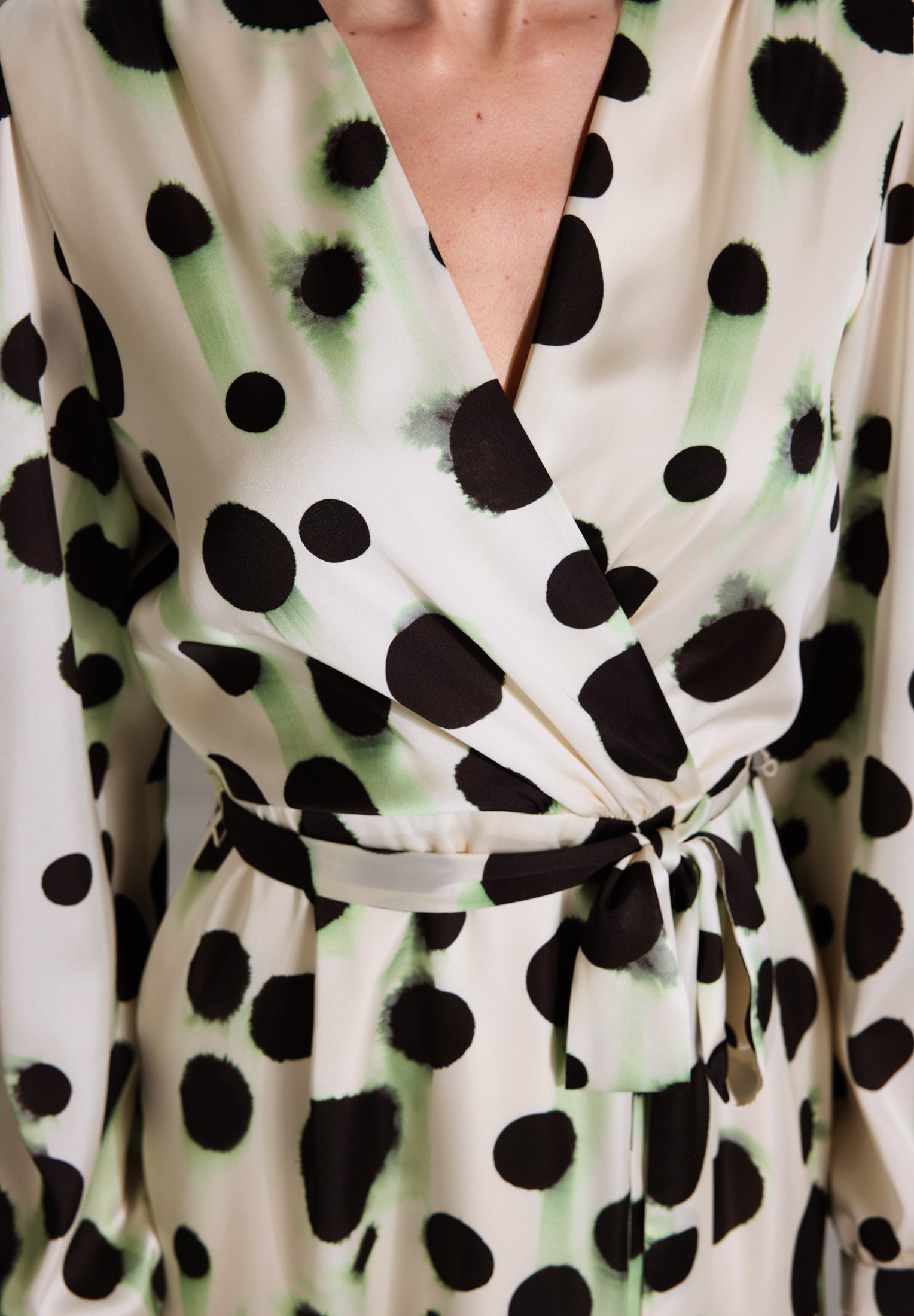 Cocktail Kleid mit Volant Saum aus Satin mit Tupfen Druck