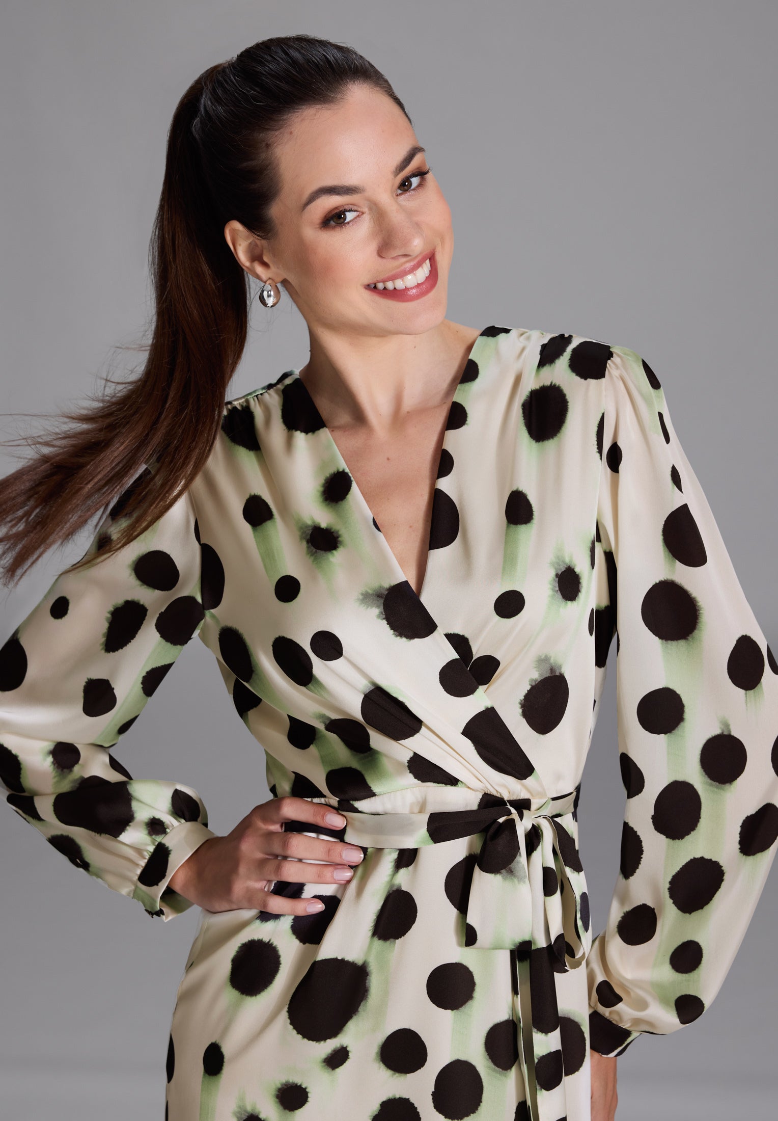 Cocktail Kleid mit Volant Saum aus Satin mit Tupfen Druck