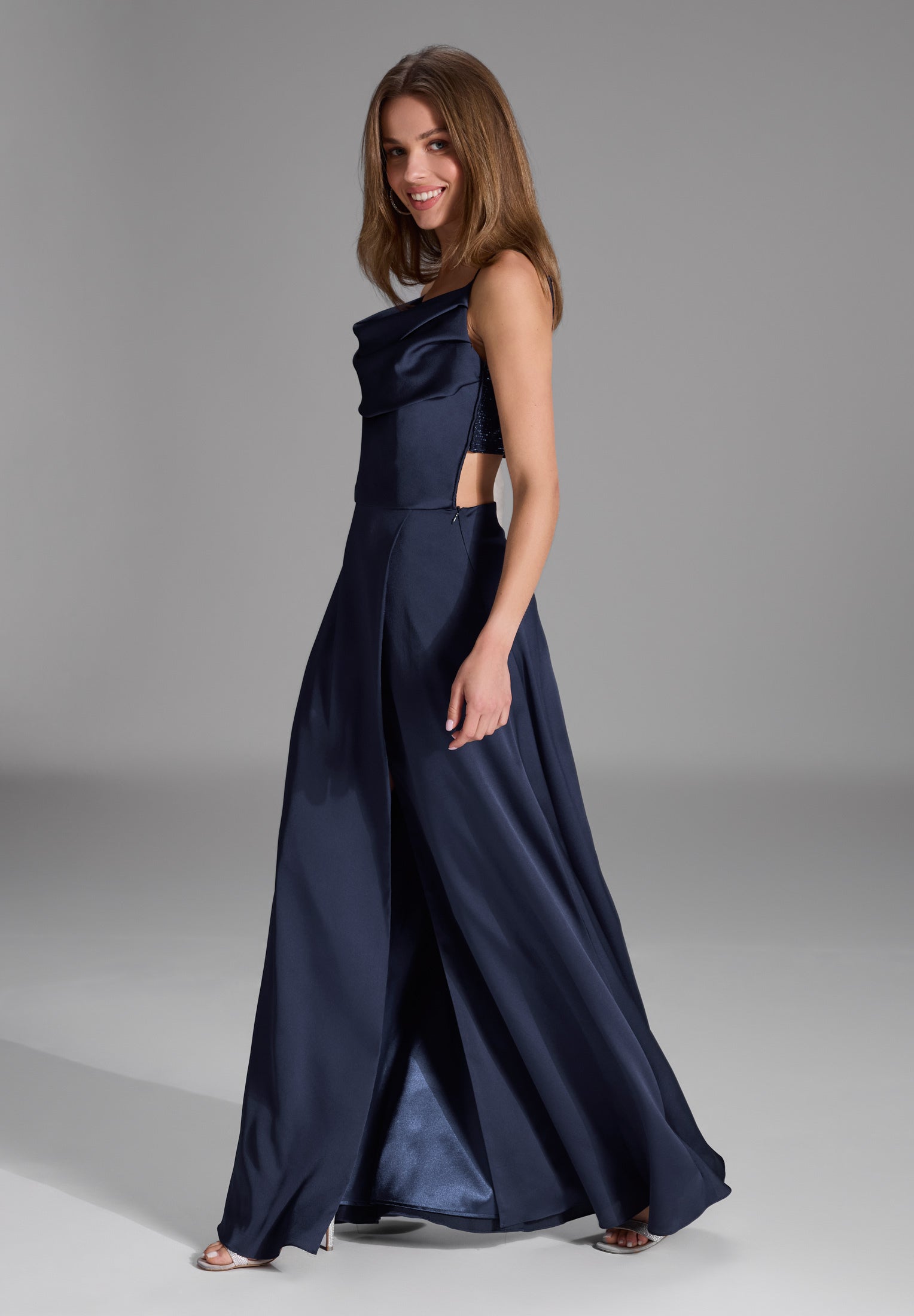 Abendkleid aus Satin mit Rückseite in Rock-Top-Optik