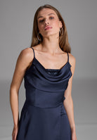 Abendkleid aus Satin mit Rückseite in Rock-Top-Optik