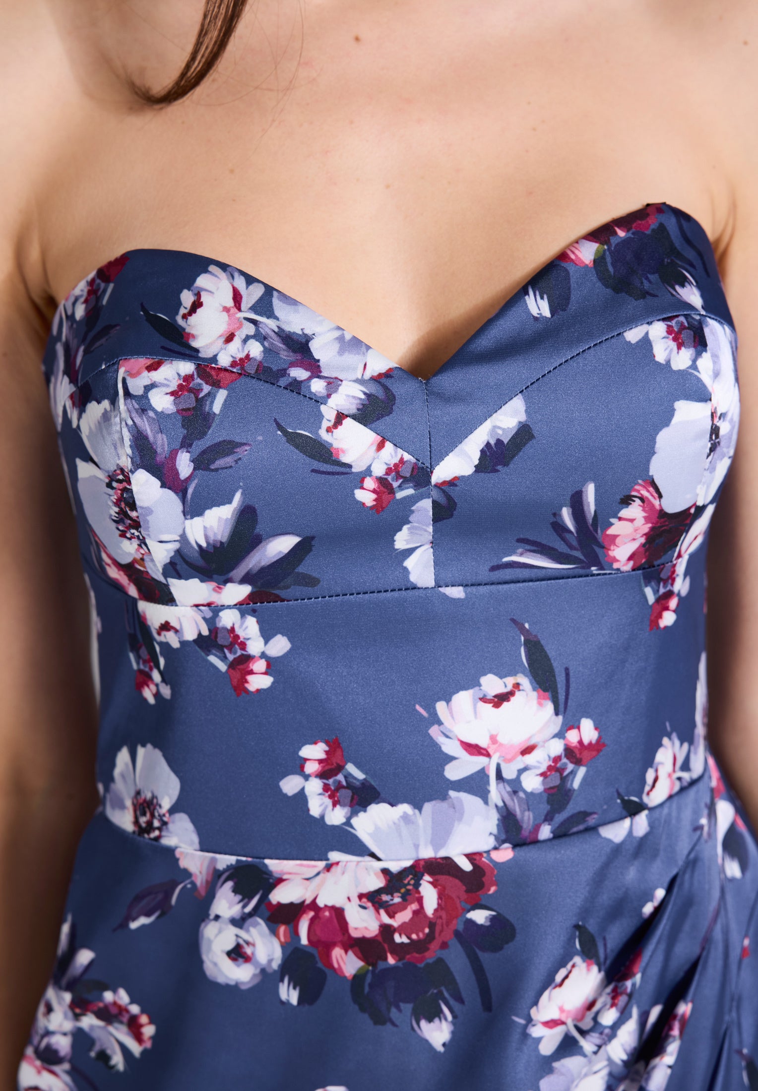 Abendkleid mit Corsage aus floral bedrucktem Satin