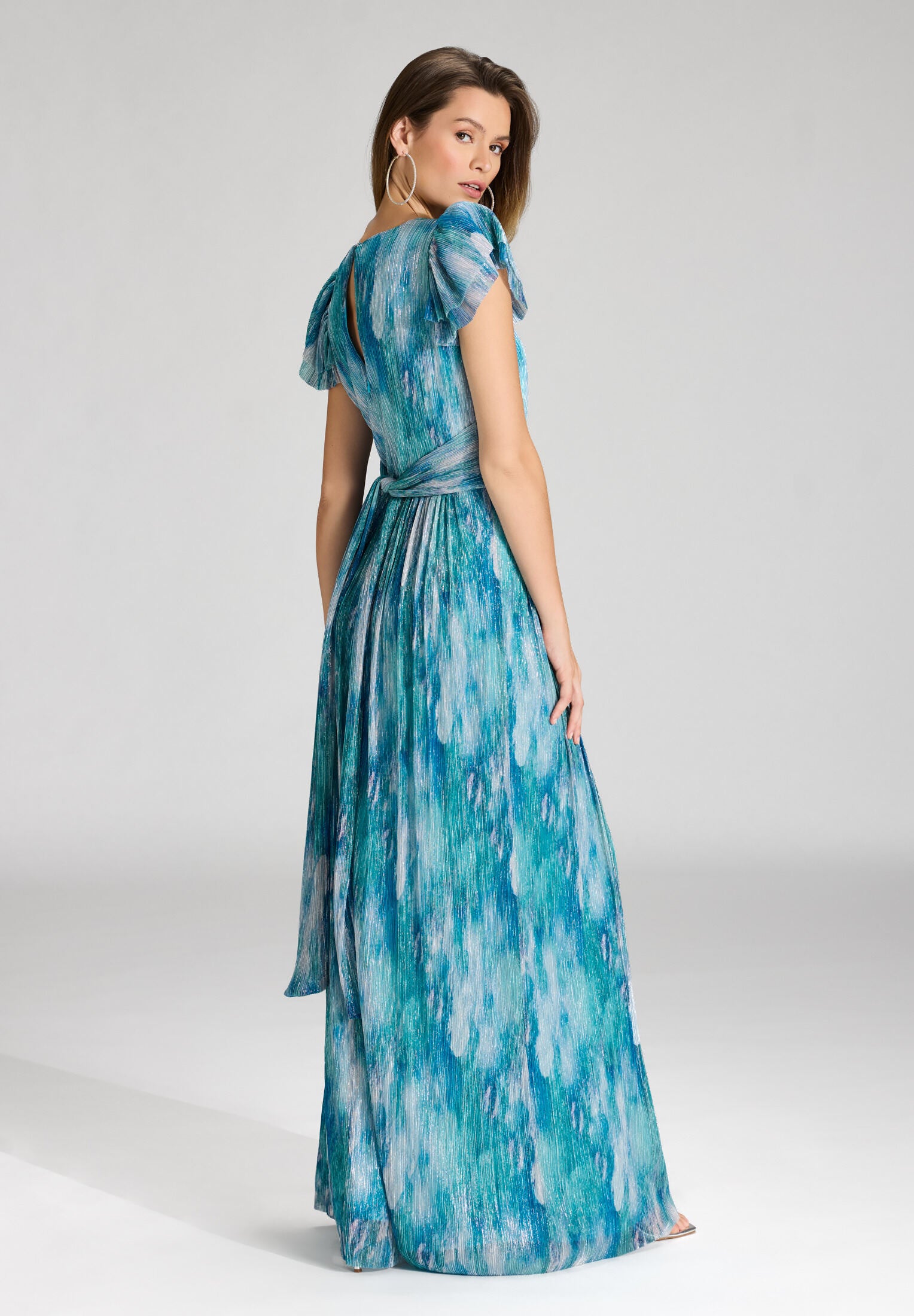 Abendkleid aus bedrucktem Plissee Jersey mit betonter Schulter