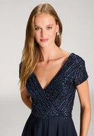 Besticktes Chiffonkleid mit kurzen Ärmeln