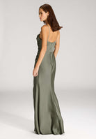 Figurbetontes Abendkleid mit Drapierung und Beinschlitz