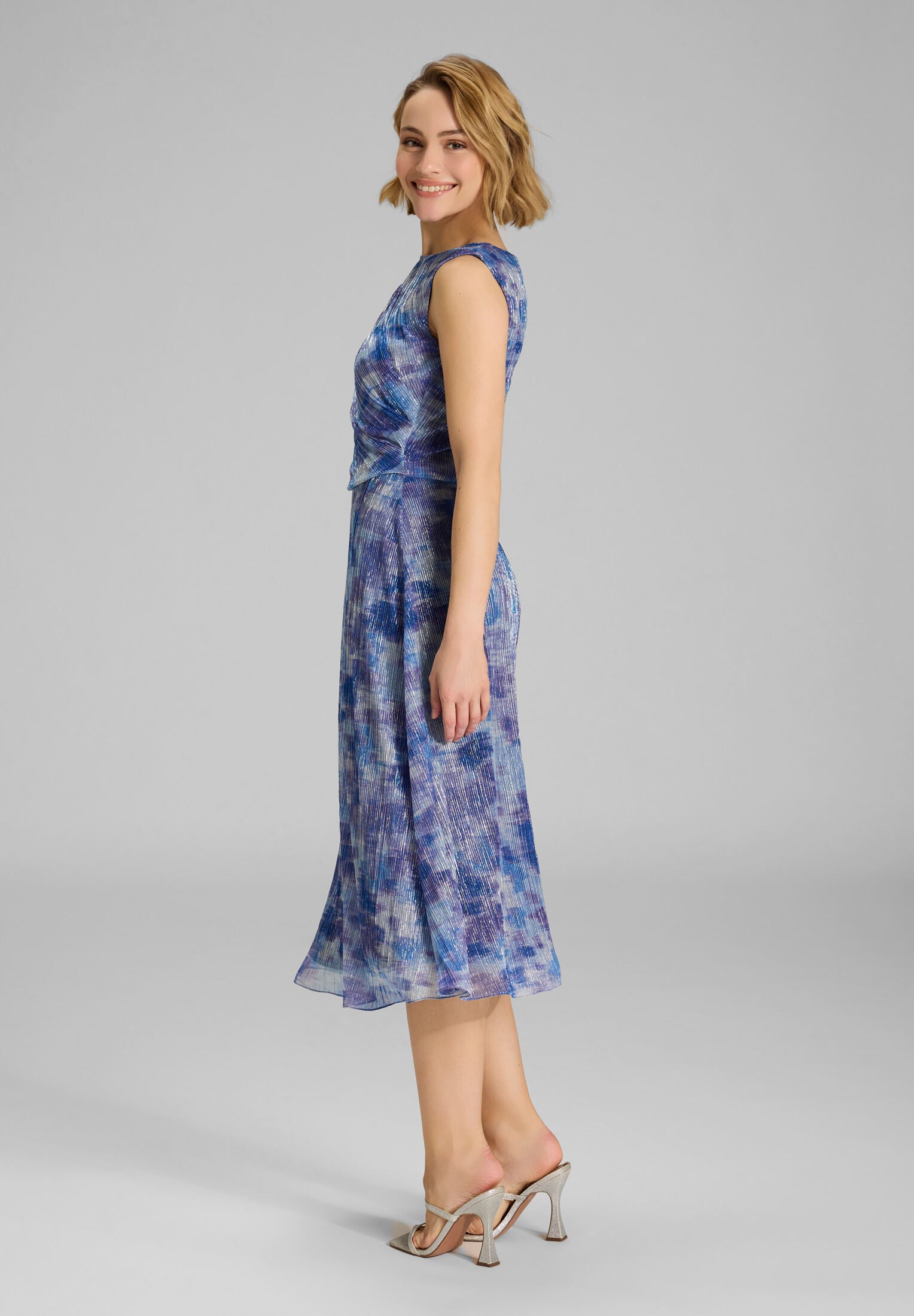 Plissiertes Kleid mit Metallicfäden