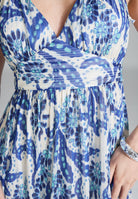 Neckholder Maxi Kleid aus bedrucktem Chiffon mit Glitzerstreifen