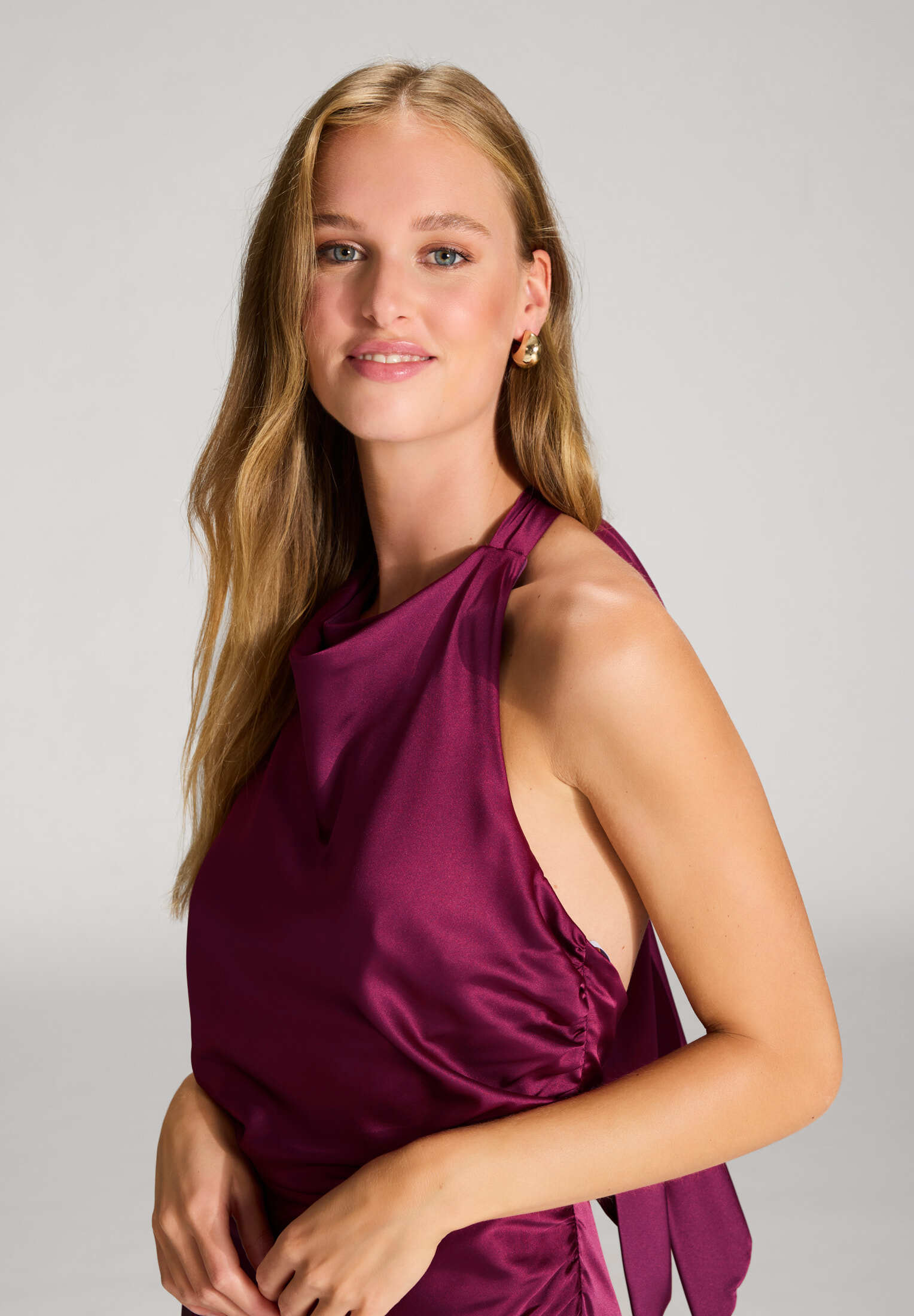 Midikleid aus Satin mit Rückenausschnitt