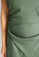 Midikleid aus Satin mit Rückenausschnitt