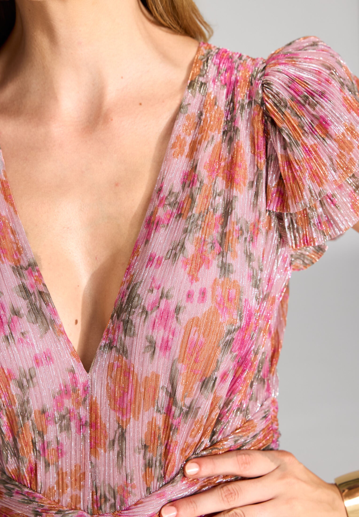 Abendkleid aus bedrucktem Plissee Jersey mit betonter Schulter