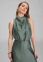 Midi Kleid aus nachhaltigem Satin mit Drapierung am Kragen