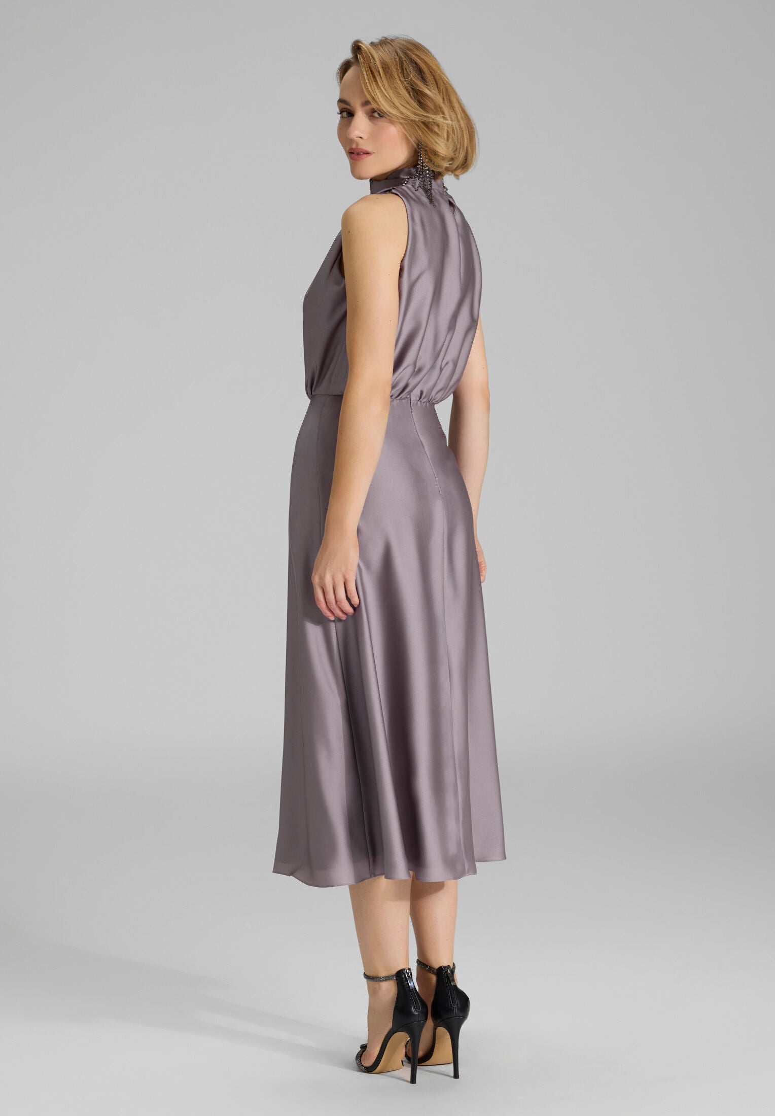 Midi Kleid aus nachhaltigem Satin mit Drapierung am Kragen