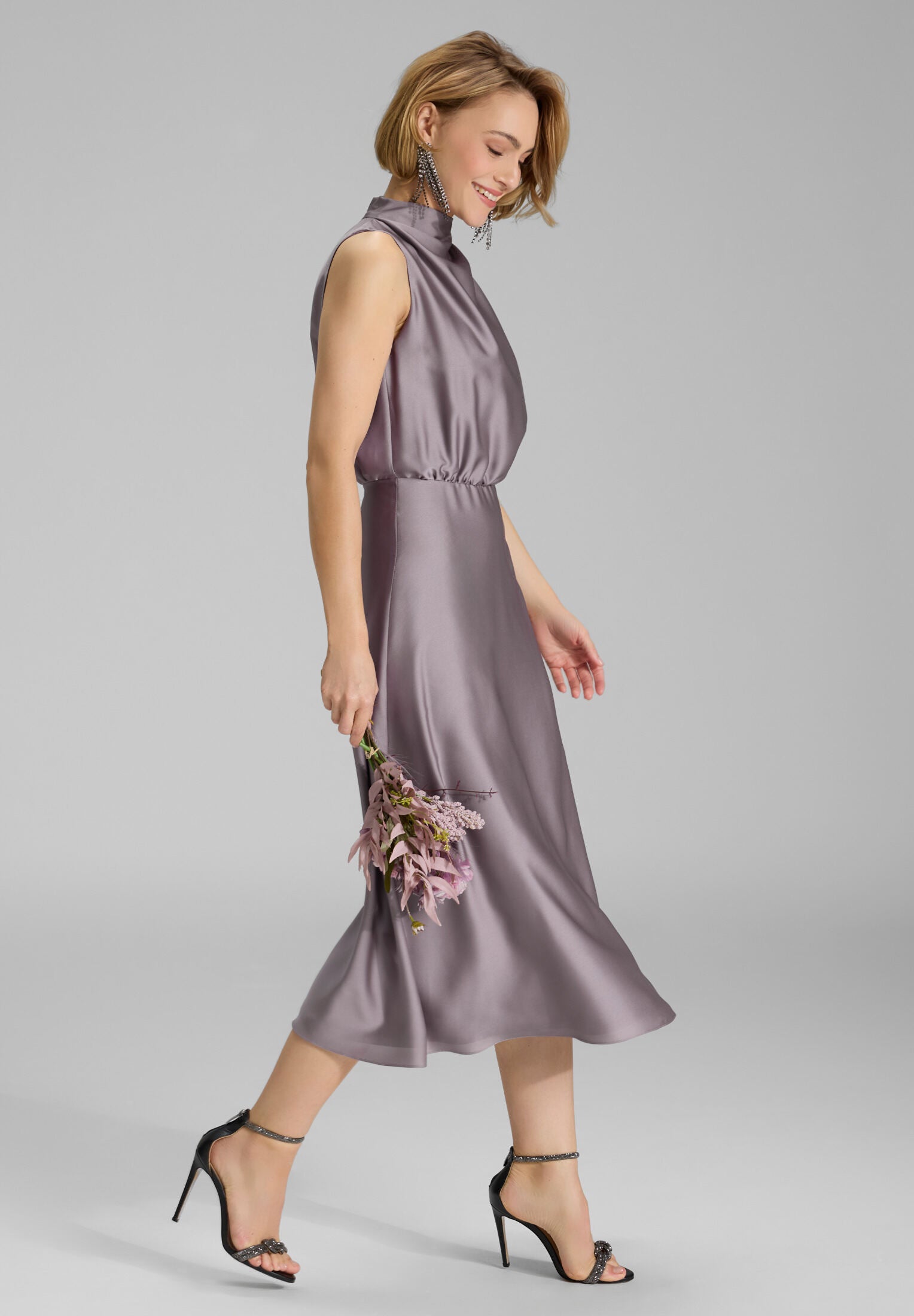 Midi Kleid aus nachhaltigem Satin mit Drapierung am Kragen