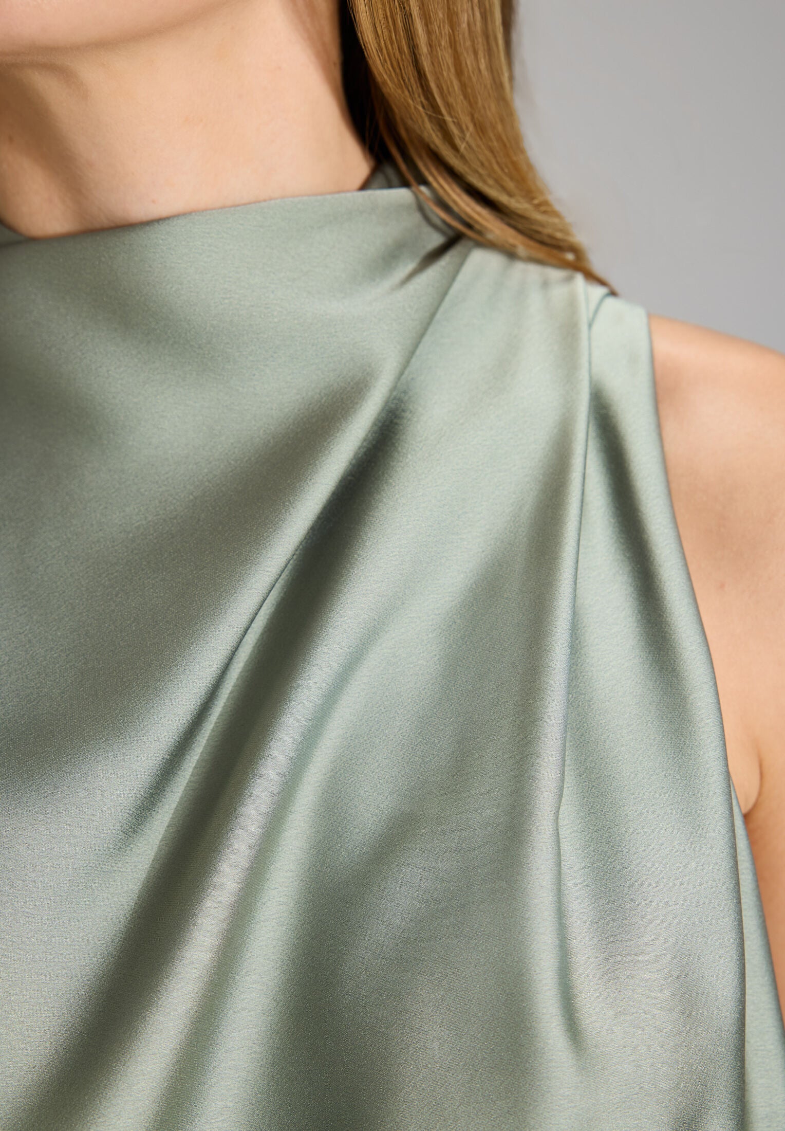 Midi Kleid aus nachhaltigem Satin mit Drapierung am Kragen