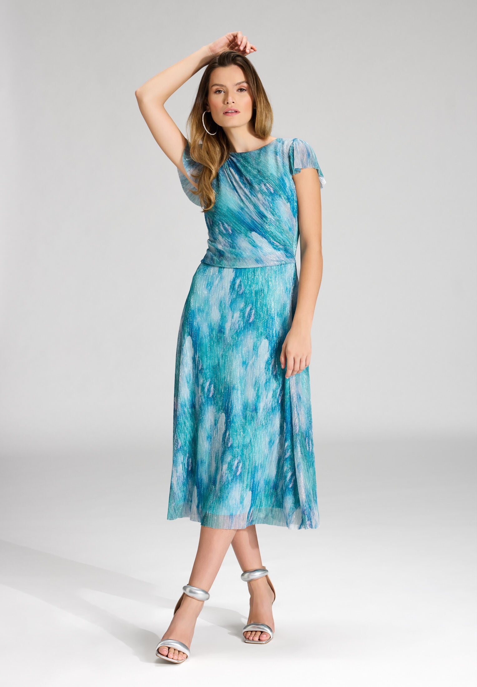 Midi Kleid aus bedrucktem Plissee Jersey mit kurzen Ärmeln