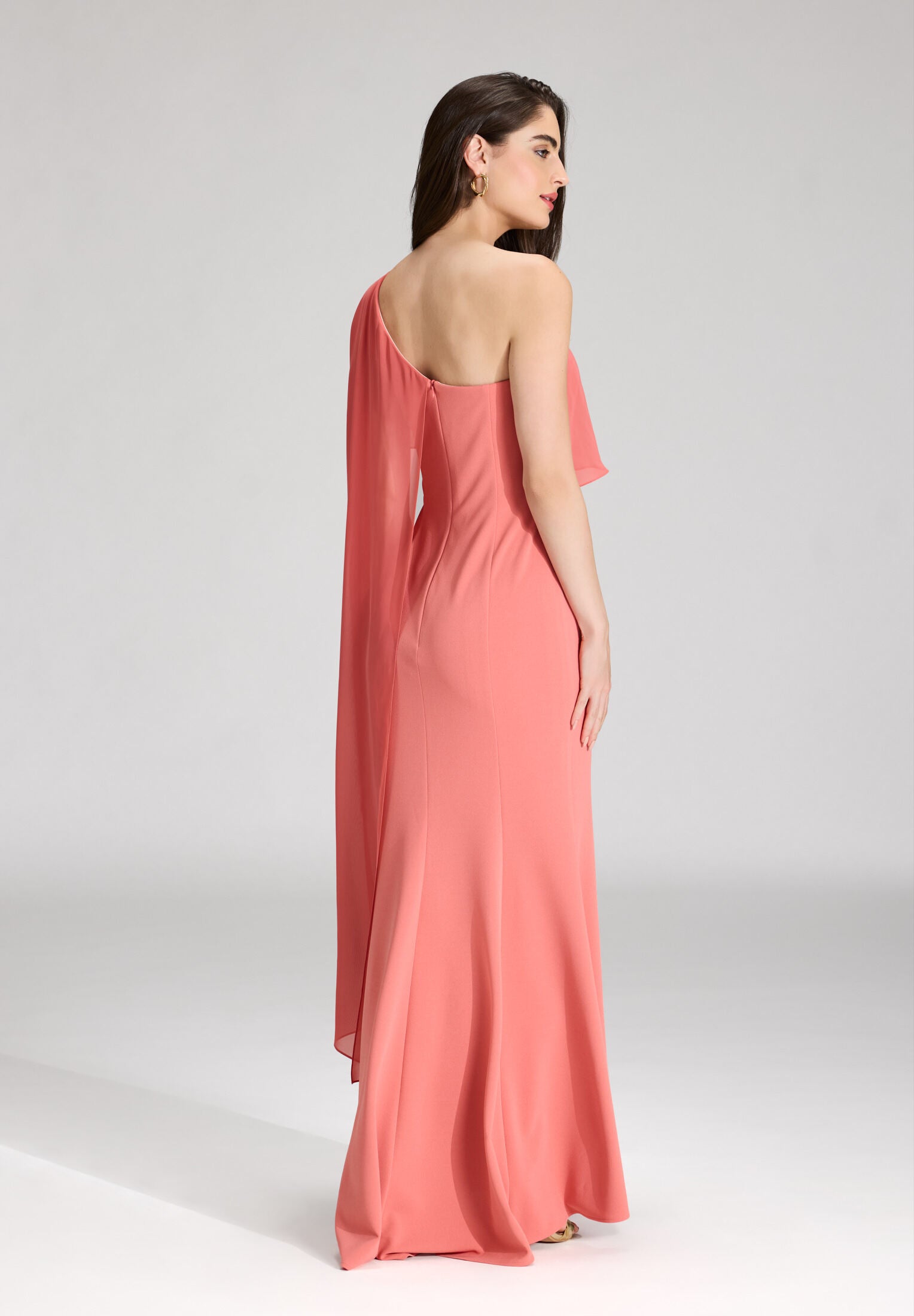 One-Shoulder Abendkleid mit einem Cape-ähnlichen Ärmel aus Chiffon