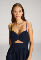 Chiffonkleid mit Cut-Out Detail und feiner Raffung