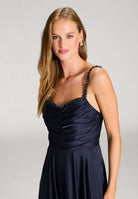 Satinkleid mit drapiertem Top und bestickten Trägern