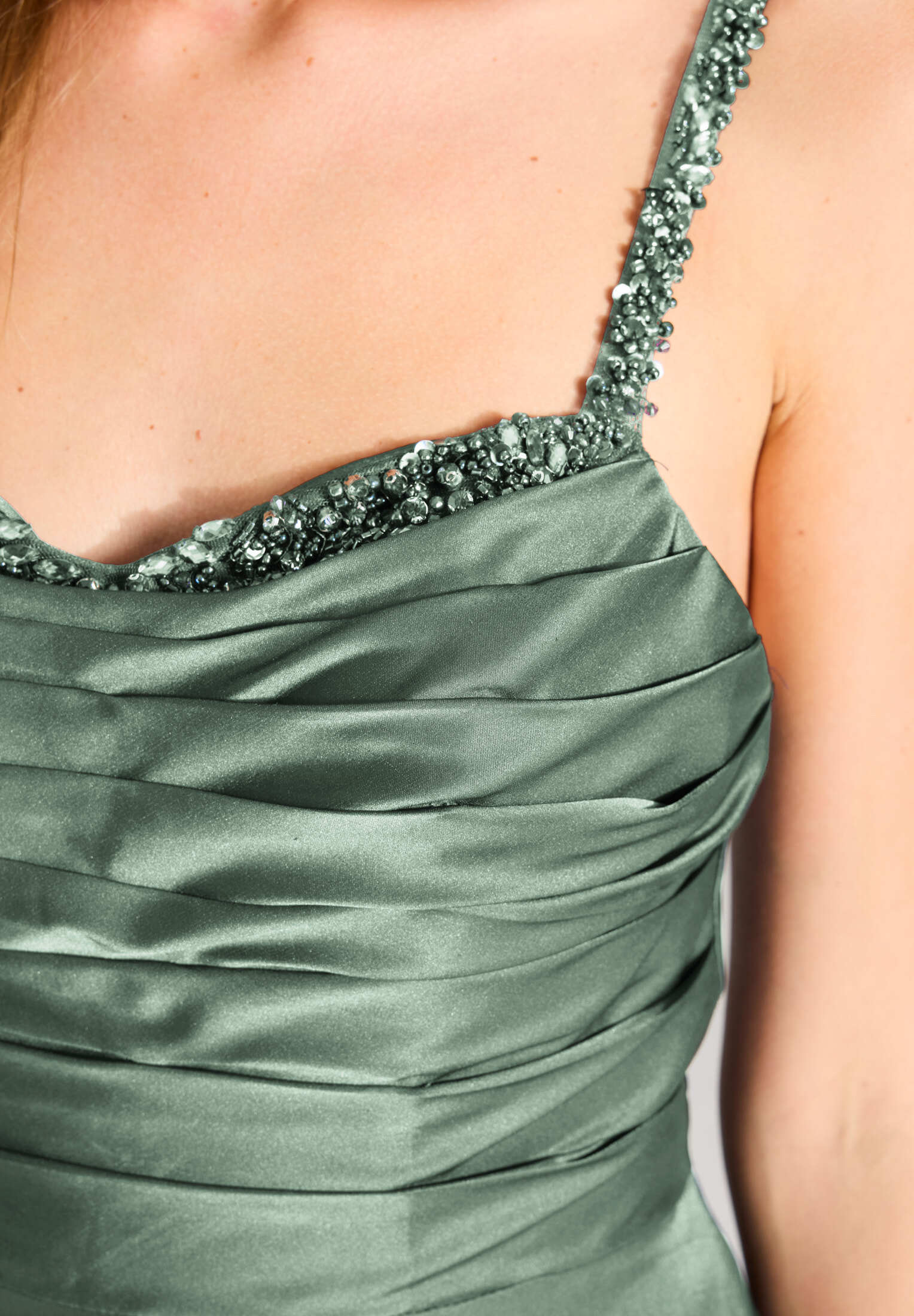 Satinkleid mit drapiertem Top und bestickten Trägern