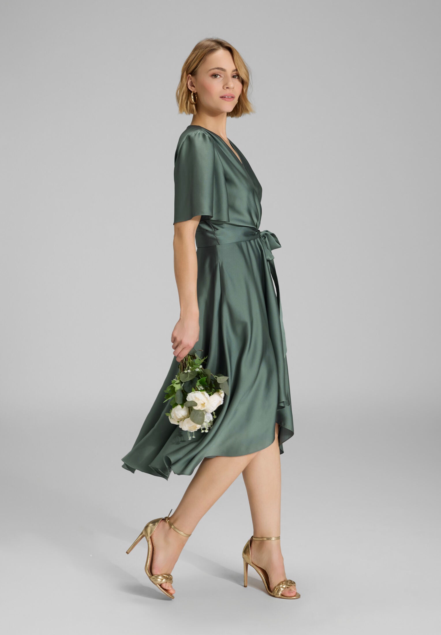 Cocktailkleid aus nachhaltigem Satin in Wickel Optik