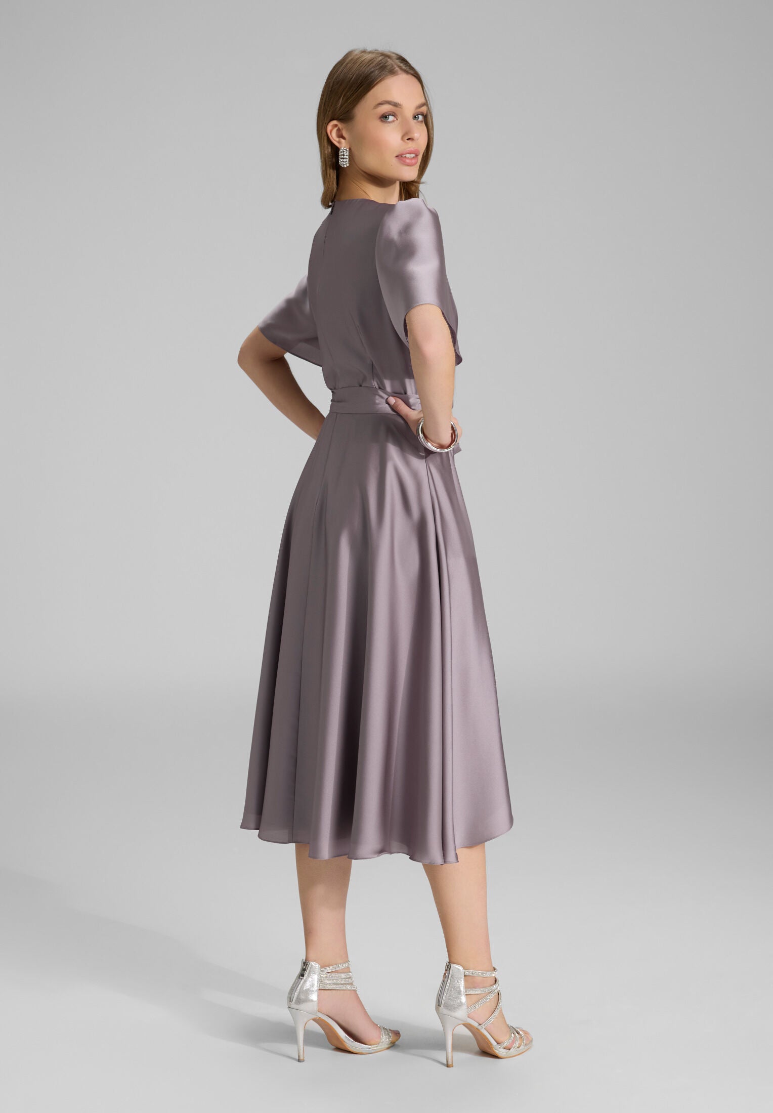 Cocktailkleid aus nachhaltigem Satin in Wickel Optik