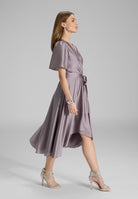 Cocktailkleid aus nachhaltigem Satin in Wickel Optik