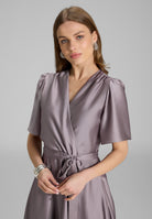 Cocktailkleid aus nachhaltigem Satin in Wickel Optik