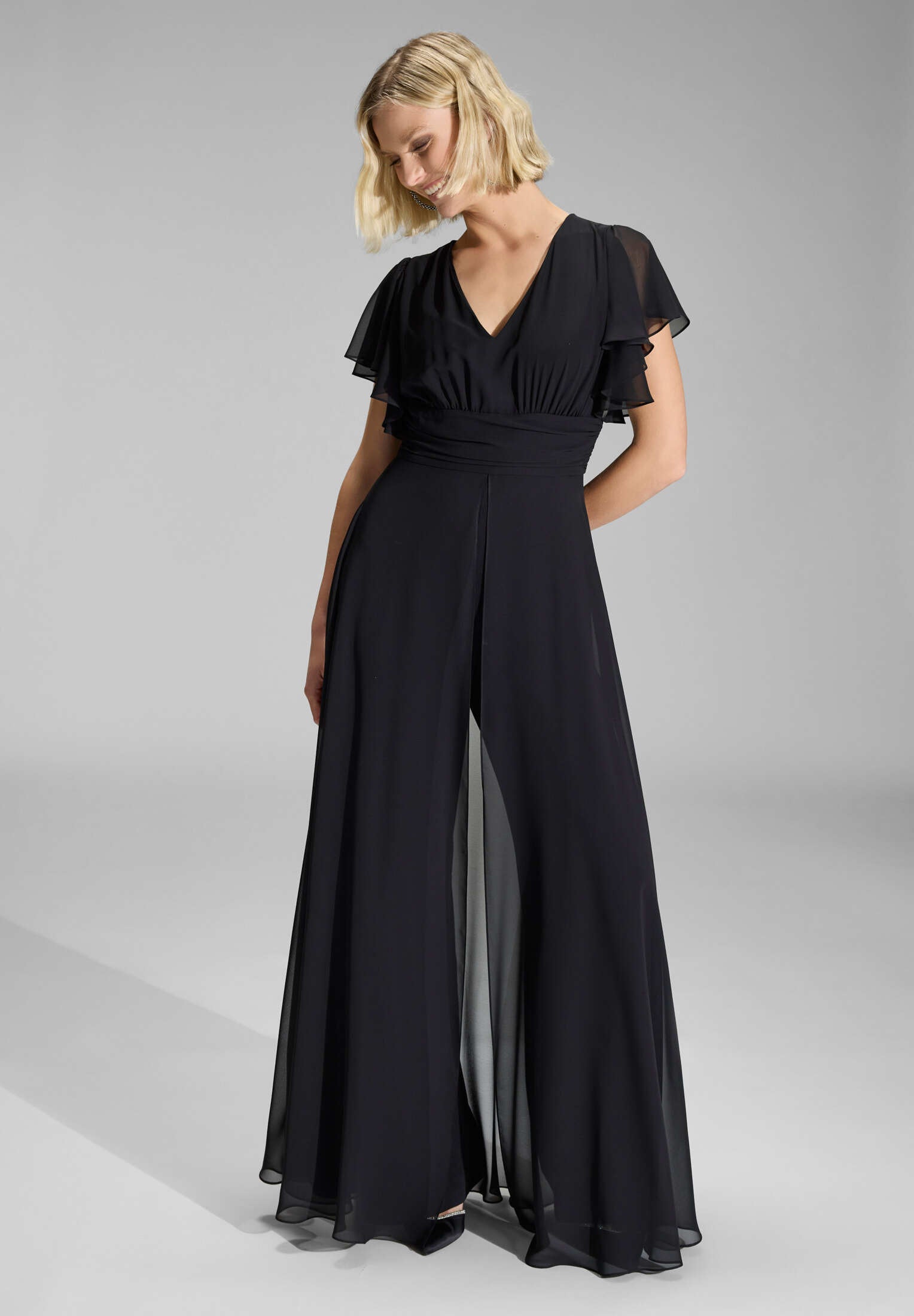 Chiffon Jumpsuit mit Überrock und Volantärmeln black