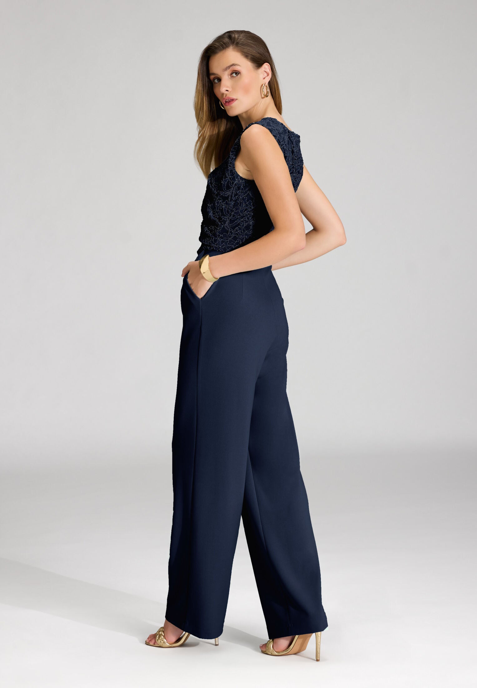 Jumpsuit aus Material-Mix mit Drapierung