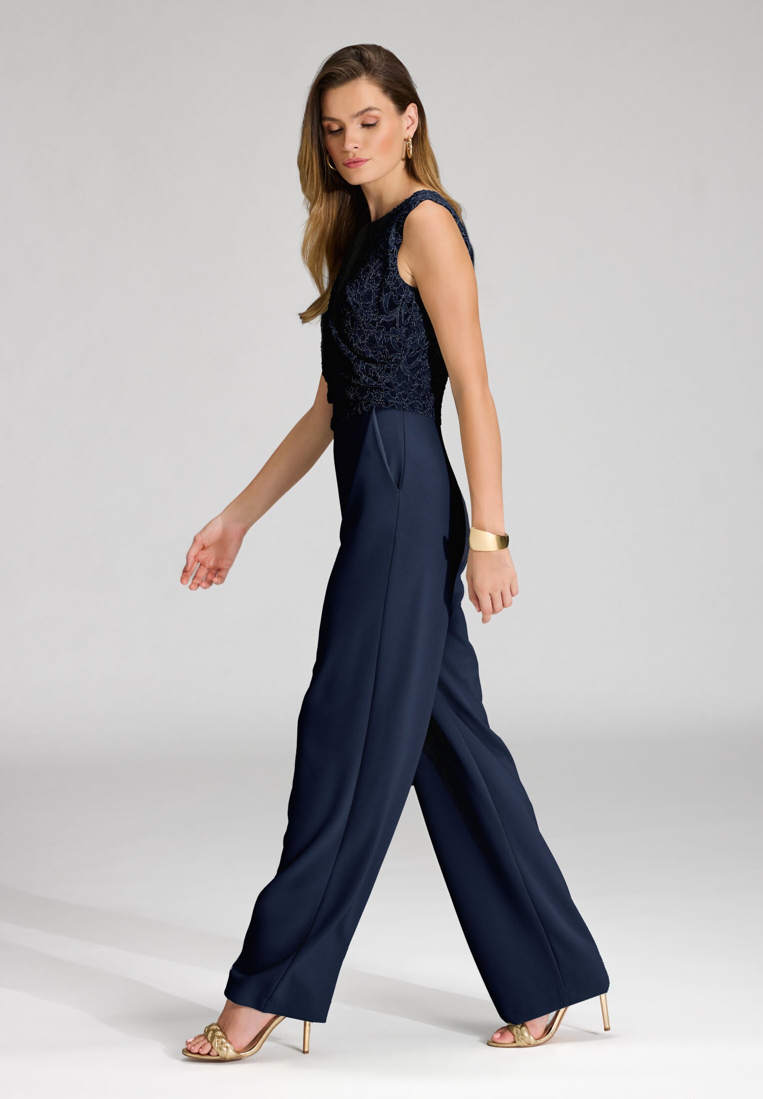 Jumpsuit aus Material-Mix mit Drapierung