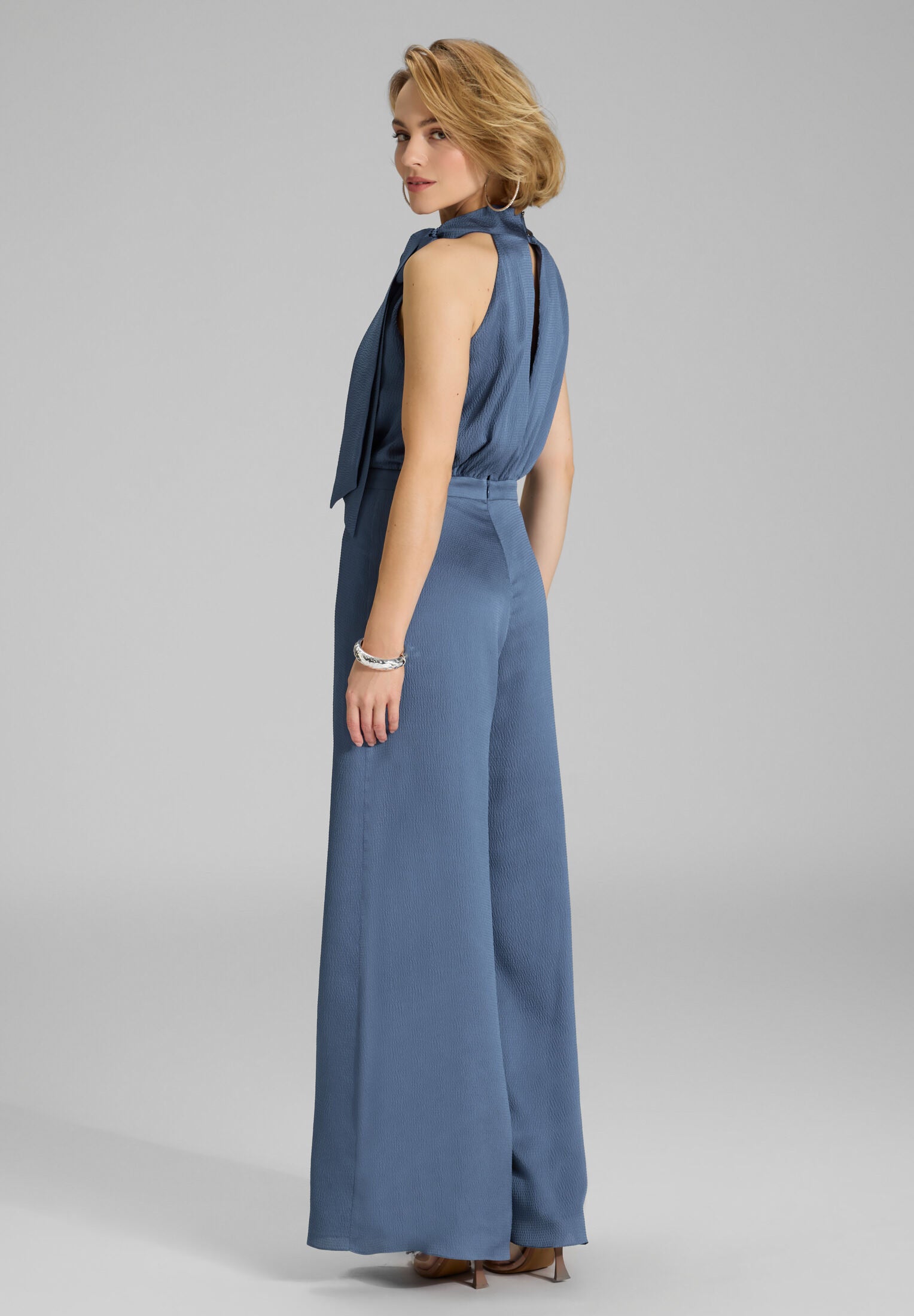 Jumpsuit mit Schluppe aus gehämmertem Satin