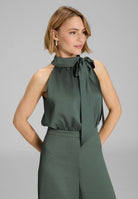 Jumpsuit mit Schluppe aus gehämmertem Satin