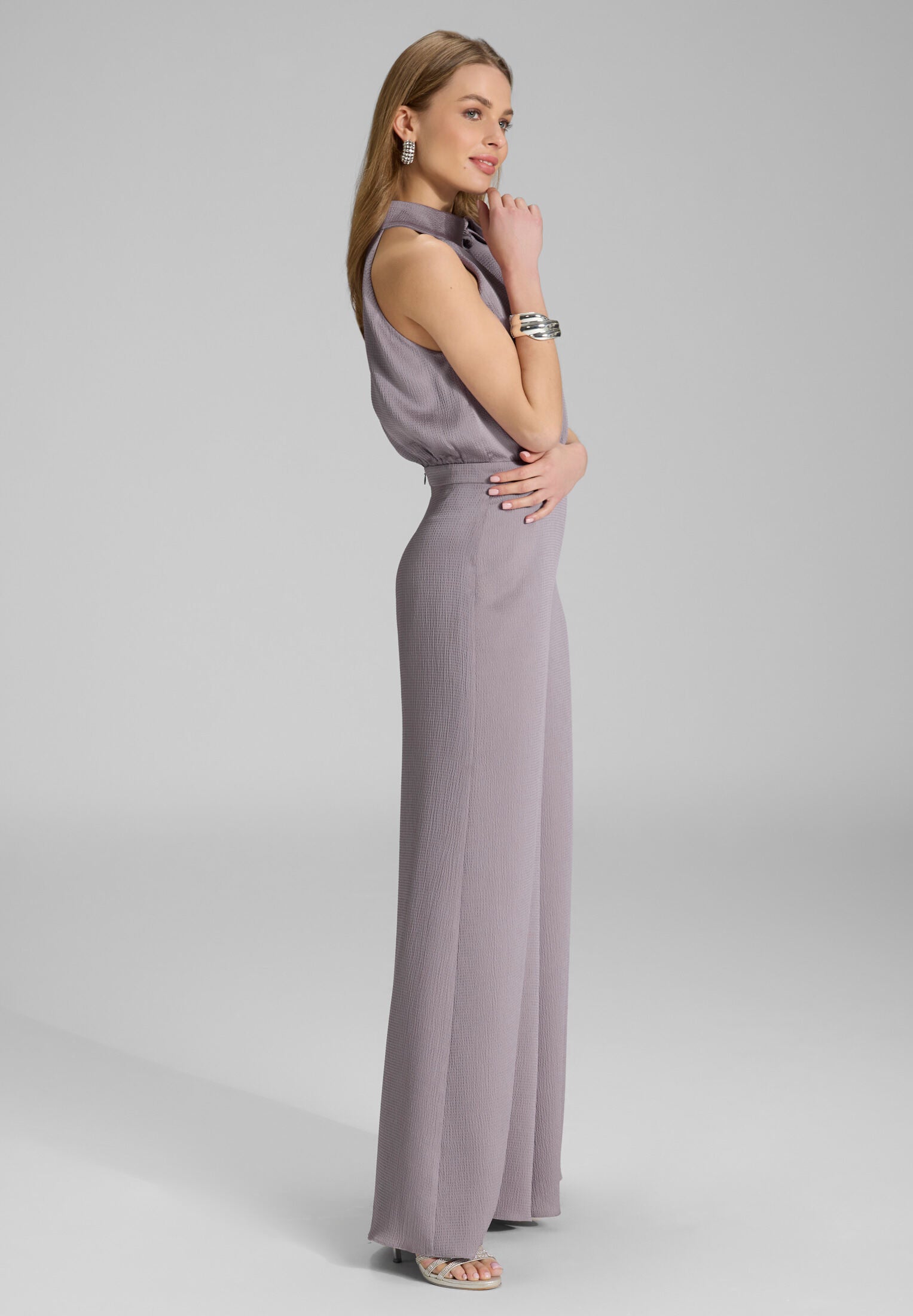 Jumpsuit mit Schluppe aus gehämmertem Satin