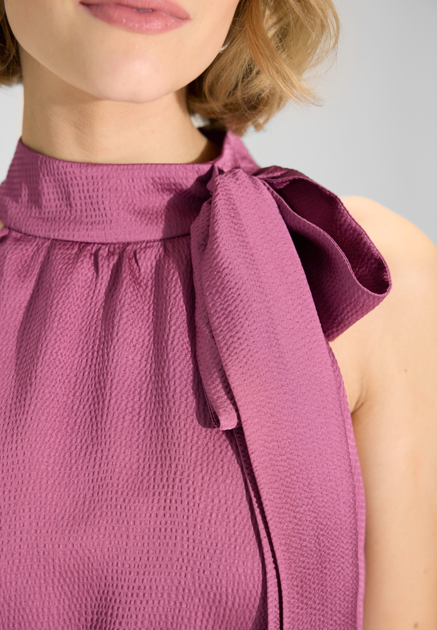 Jumpsuit mit Schluppe aus gehämmertem Satin