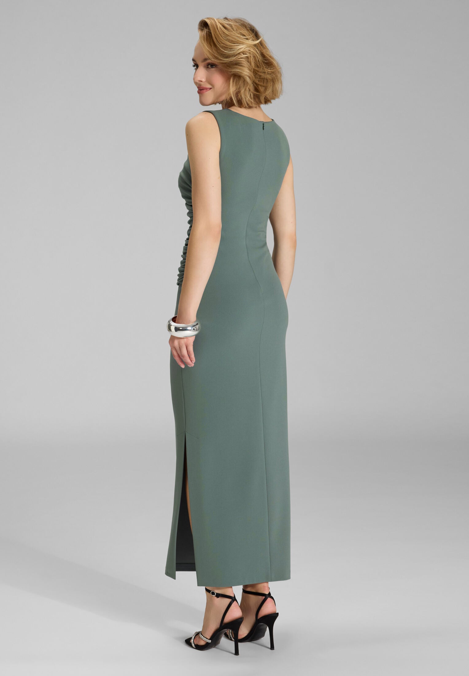 Abendkleid aus Crepe Jersey mit Drapierung und Zierschnalle