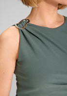 Abendkleid aus Crepe Jersey mit Drapierung und Zierschnalle