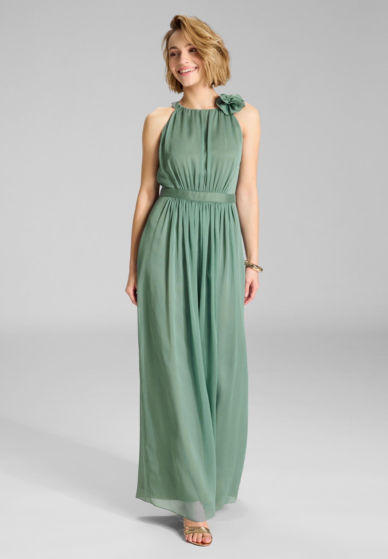 Abendkleid aus Crinkle Chiffon mit dekorativer Blüte pistachio green