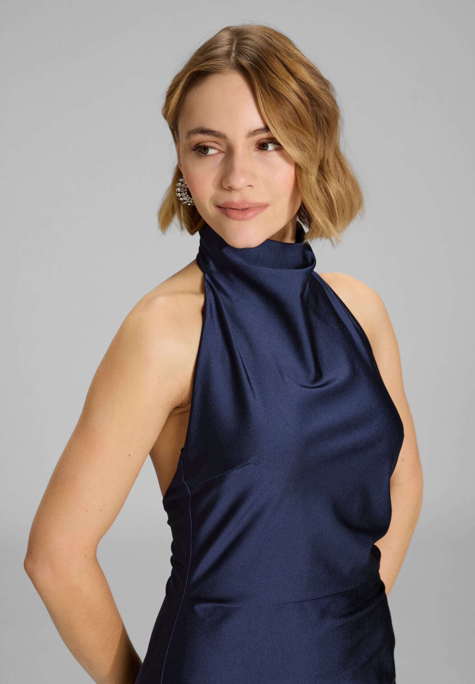 Abendkleid aus Jersey Satin mit Drapierung am Kragen