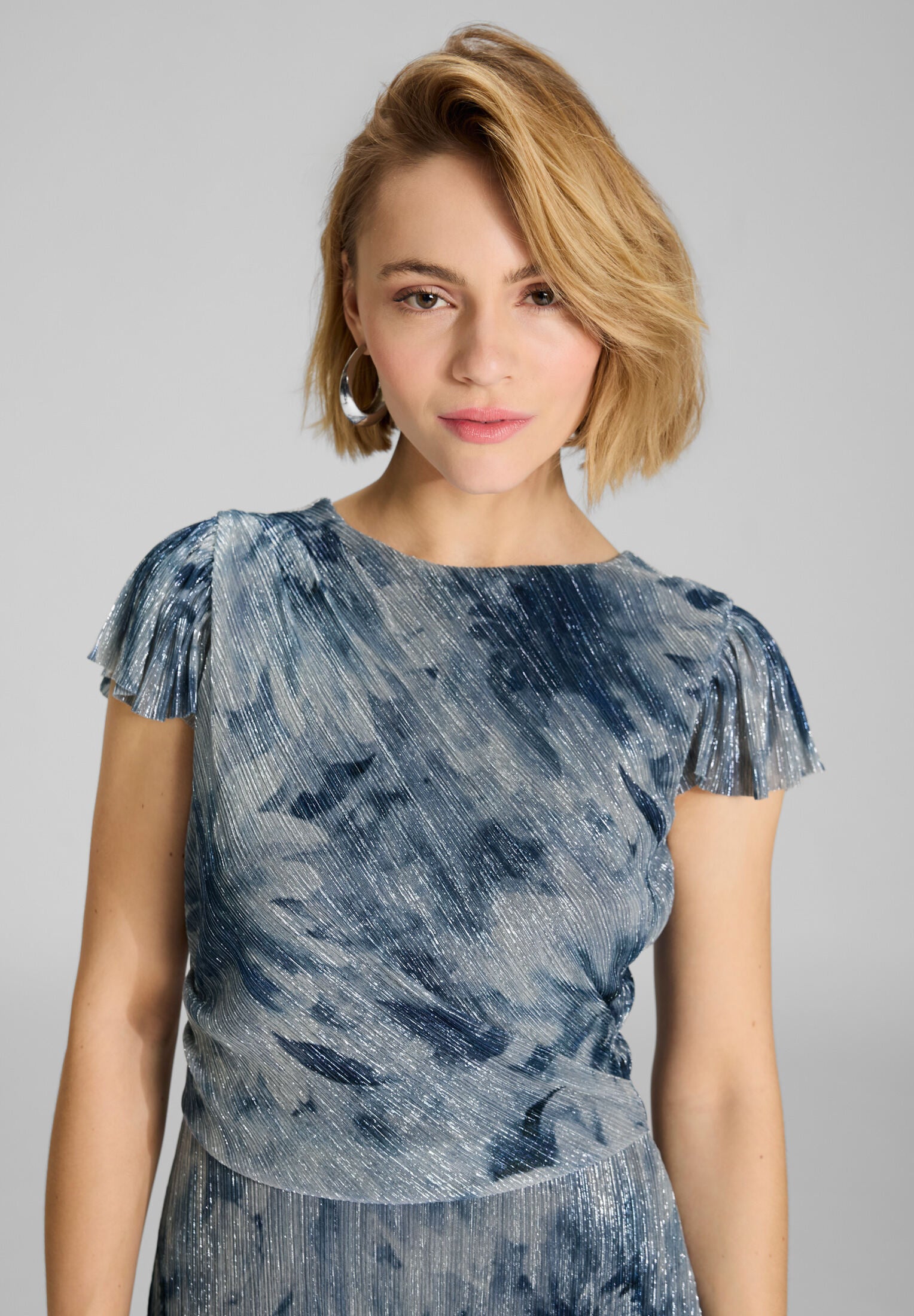 Midi Kleid aus bedrucktem Plissee Jersey mit kurzen Ärmeln