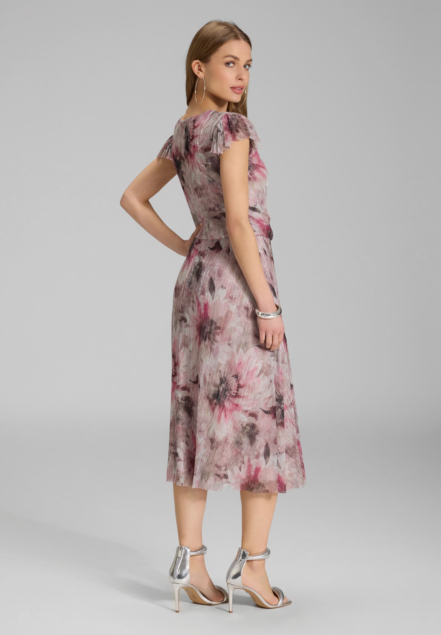 Midi Kleid aus bedrucktem Plissee Jersey mit kurzen Ärmeln