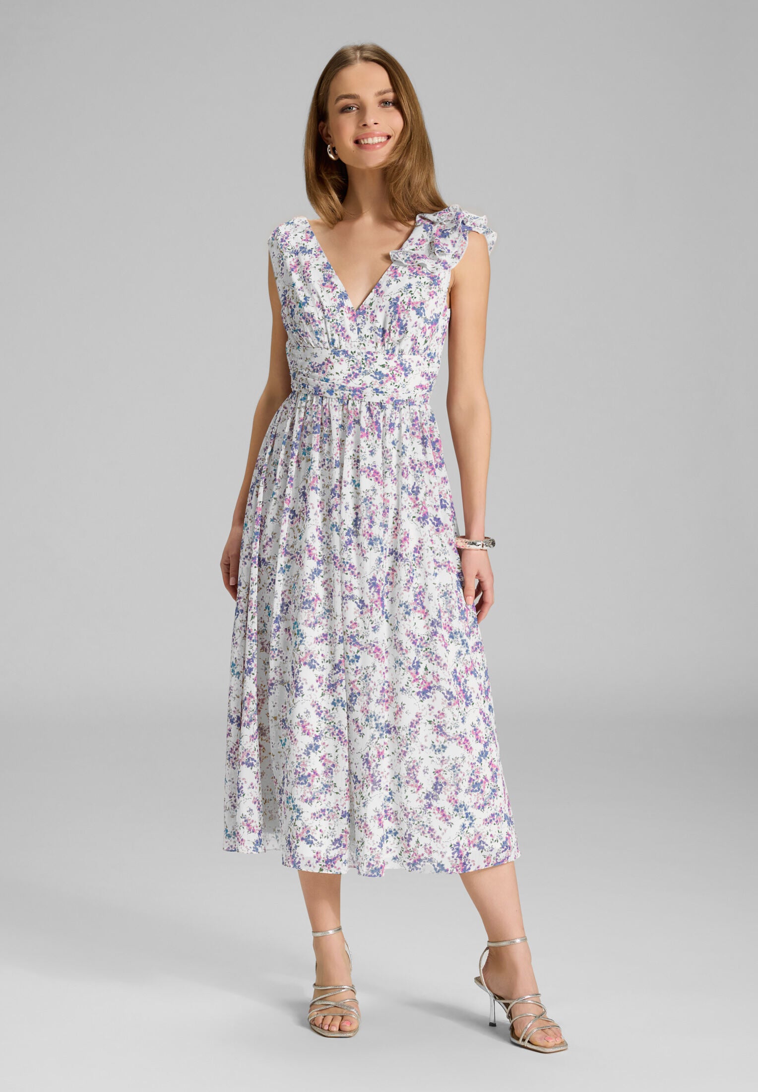 Midi Kleid aus floral bedrucktem Crinkle Chiffon mit Volants an der Schulter Pearl White