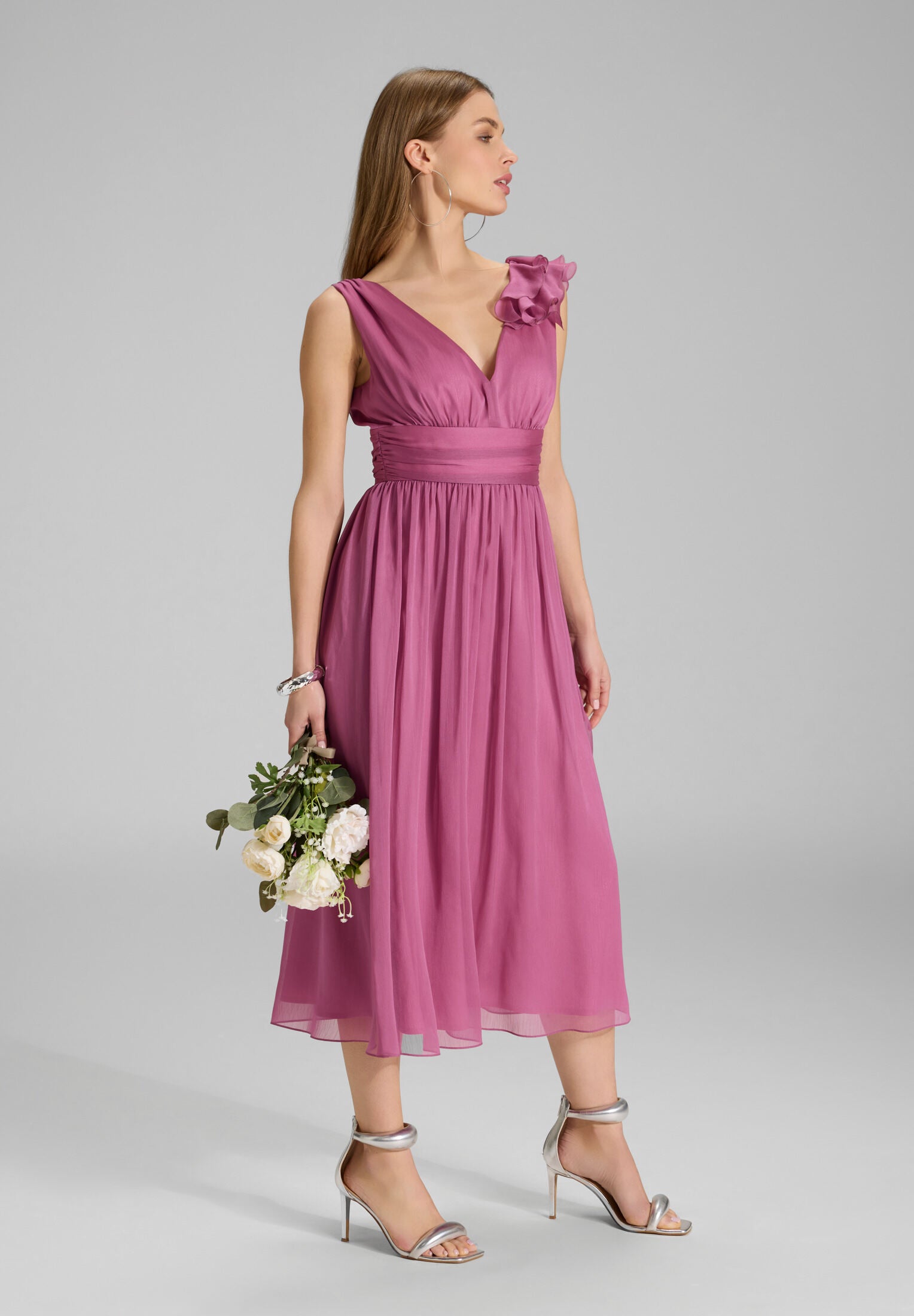 Cocktailkleid aus Crinkle Chiffon mit Volant Detail an der Schulter