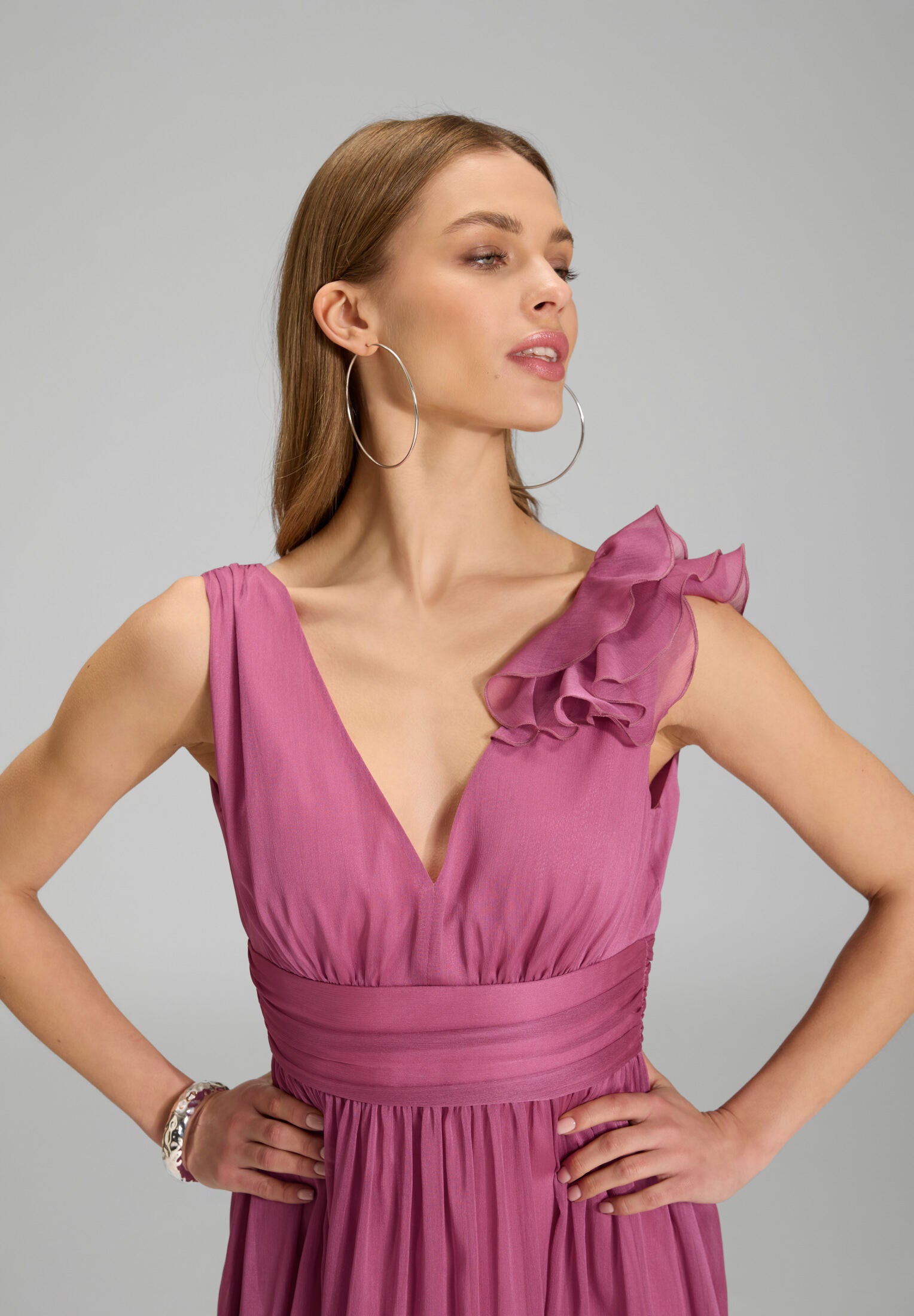 Cocktailkleid aus Crinkle Chiffon mit Volant Detail an der Schulter