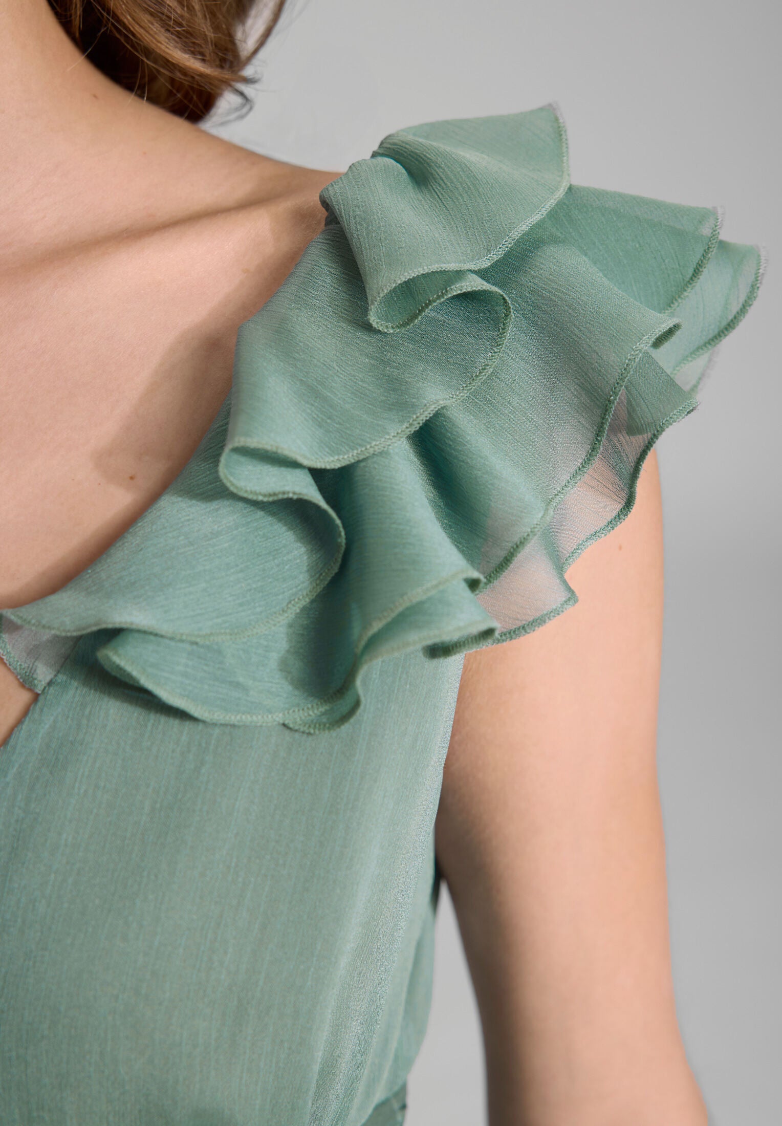 Cocktailkleid aus Crinkle Chiffon mit Volant Detail an der Schulter