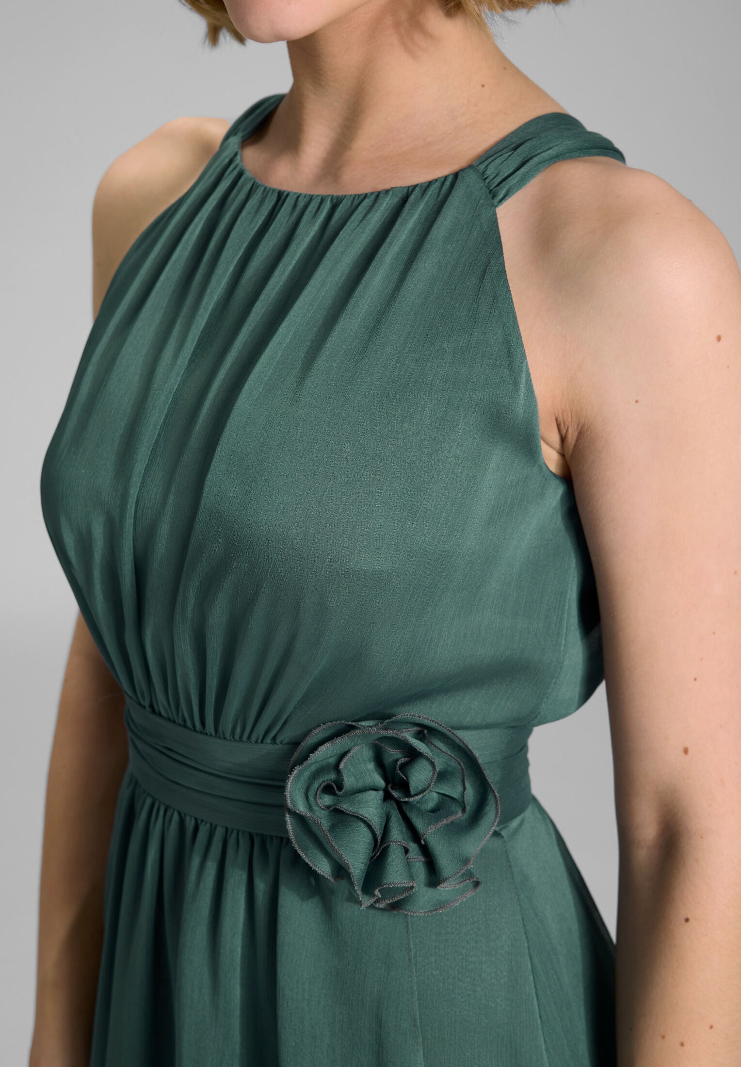 Abendkleid aus Chiffon mit Vokuhila Saum und Stoffblüte