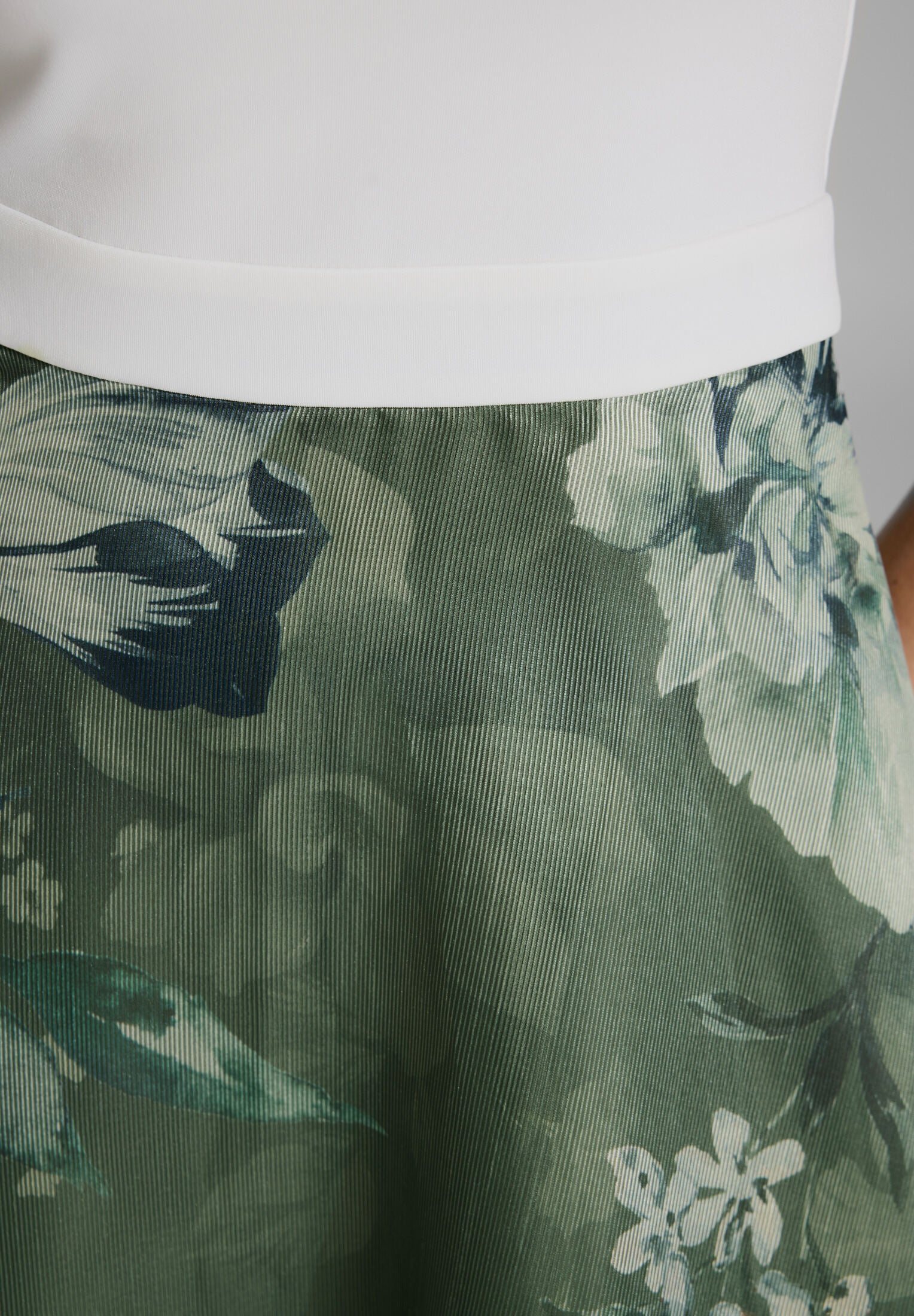 Cocktailkleid aus bedrucktem Organza mit Scuba Oberteil