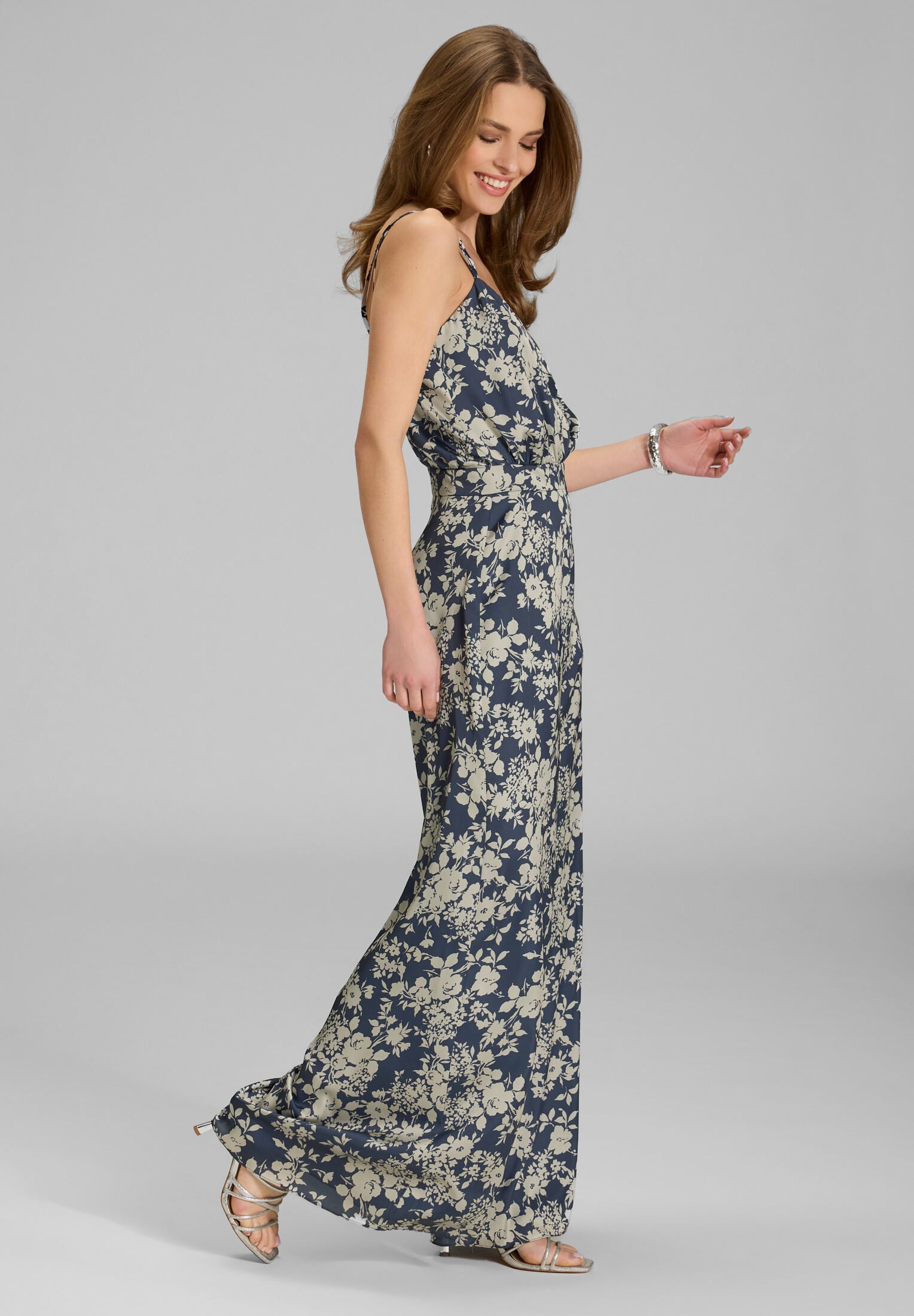 Jumpsuit aus floral bedrucktem Satin mit Spagettiträgern