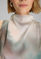 Midi Kleid aus gehämmertem Satin mit abstraktem Druck und Drapierung am Kragen