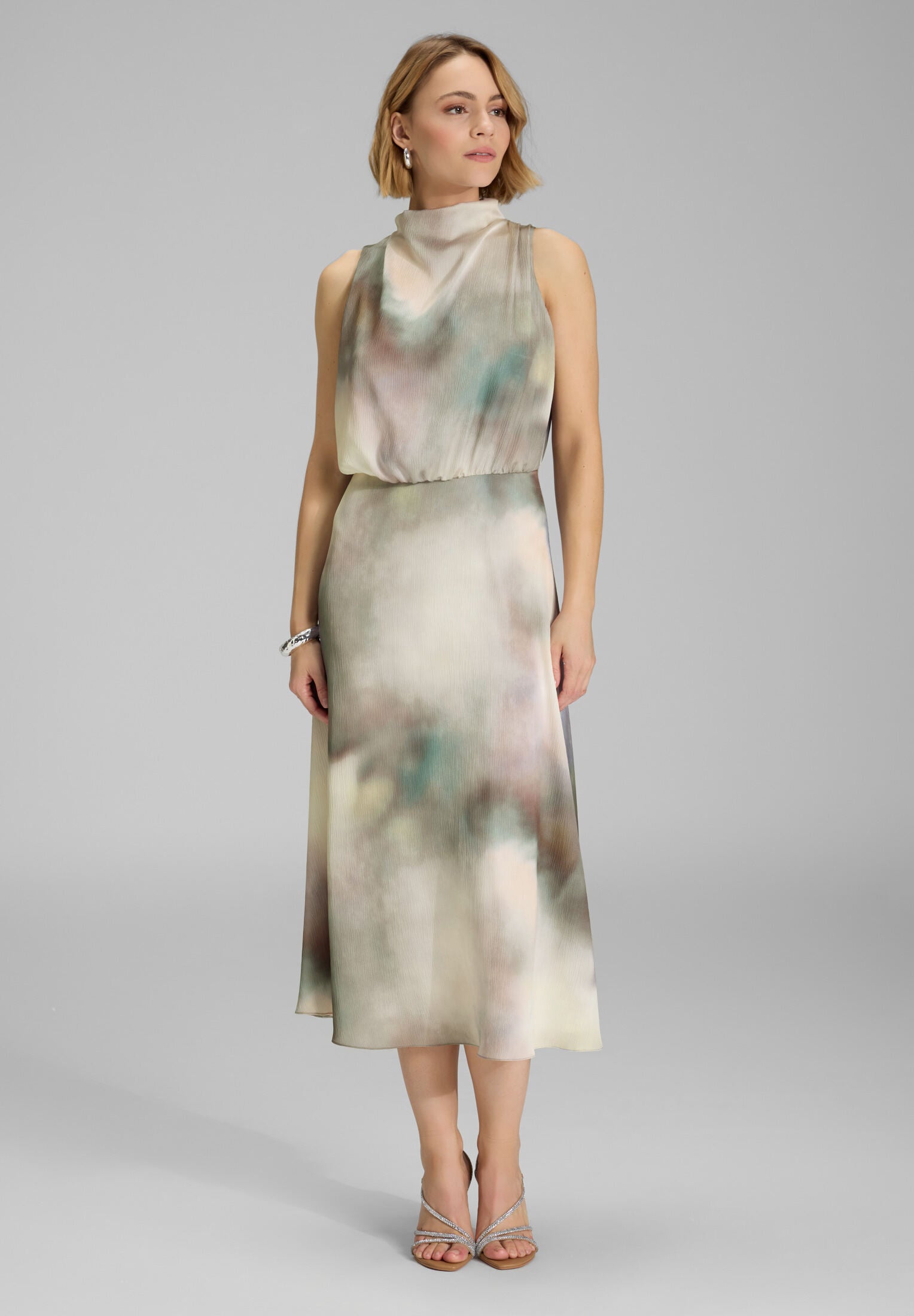 Midi Kleid aus gehämmertem Satin mit abstraktem Druck und Drapierung am Kragen deep slate | multi